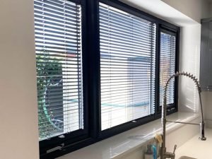Venetian blind in modern kitchen. vertical blinds vs horizontal blinds